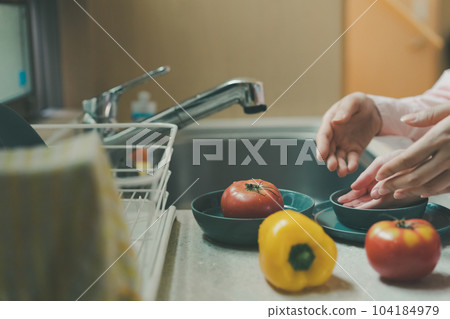 child, kid, kitchen 104184979