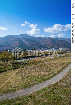 Uono River near Tategara Bridge in the direction of Echigo Yuzawa Station Autumn scenery Yuzawa Town, Niigata Prefecture 104185328
