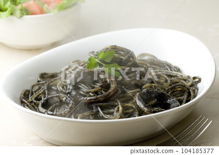 魷魚墨意大利面 魷魚墨意大利面 104185377