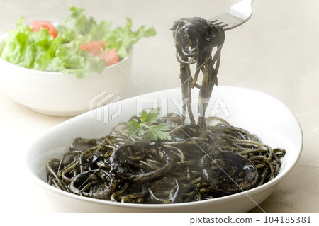 squid ink spaghetti 104185381