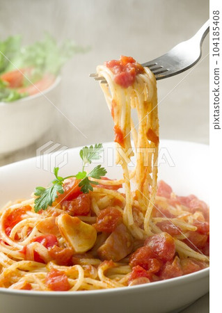 Spaghetti with tomato sauce 104185408