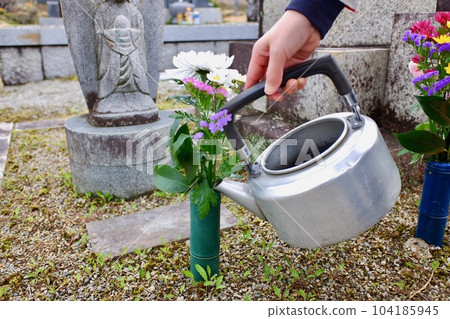 掃墓時澆花 104185945