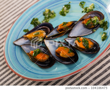 Photography of plate with mussels under lemon sauce 104186473