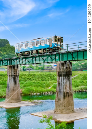 Yodo Line Train crossing the iron bridge (Yoshino-Mado) 104186909