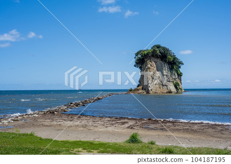 奧能登的觀光勝地見附島(又稱軍艦島)和藍天的風景|2023年6月拍攝的照片|石川縣珠洲市 奧能登的觀光勝地見附島(又稱軍艦島)和藍天的風景|2023年6月拍攝的照片|石川縣珠洲市 104187195