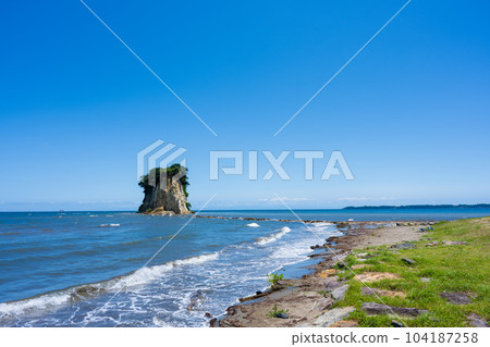 奧能登的觀光勝地見附島(又稱軍艦島)和藍天的風景|2023年6月拍攝的照片|石川縣珠洲市 奧能登的觀光勝地見附島(又稱軍艦島)和藍天的風景|2023年6月拍攝的照片|石川縣珠洲市 104187258