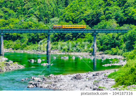 Yodo Line Shiman truck crossing the Shimanto River (Hanke - Togawa) 104187316