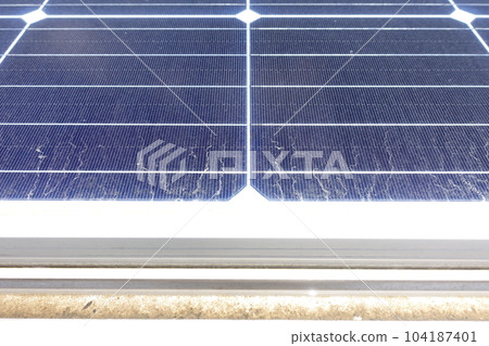 佈滿灰塵的太陽能電池板的特寫鏡頭 佈滿灰塵的太陽能電池板的特寫鏡頭 104187401