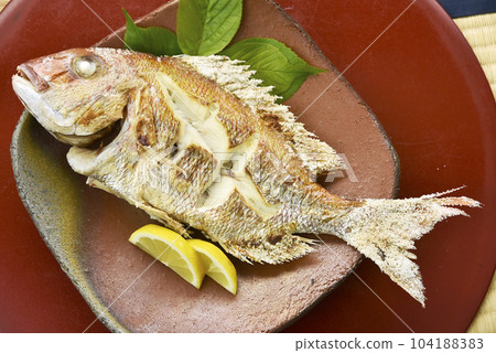 Salt-grilled sea bream 104188383