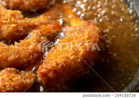剩下的油炸食品(炸蝦)改造烹飪場景。在煎鍋中加入高湯煮沸,使雞蛋粘在一起。 剩下的油炸食品(炸蝦)改造烹飪場景。在煎鍋中加入高湯煮沸,使雞蛋粘在一起。 104188716