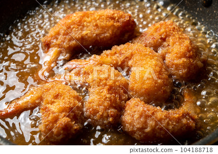 剩下的油炸食品（炸蝦）改造烹飪場景。在煎鍋中加入高湯煮沸，使雞蛋粘在一起。 104188718