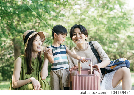 微笑的父母和孩子育兒家庭在暑假期間進行家庭旅行 微笑的父母和孩子育兒家庭在暑假期間進行家庭旅行 104189455