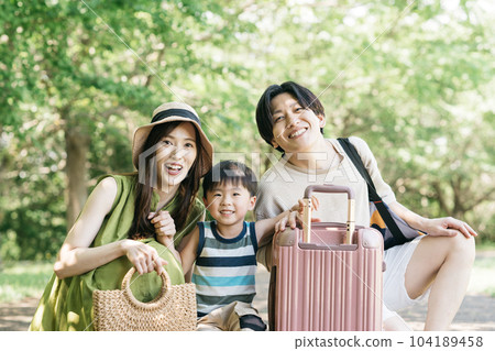 Smiling parent and child child-rearing family going on a family trip during summer vacation 104189458