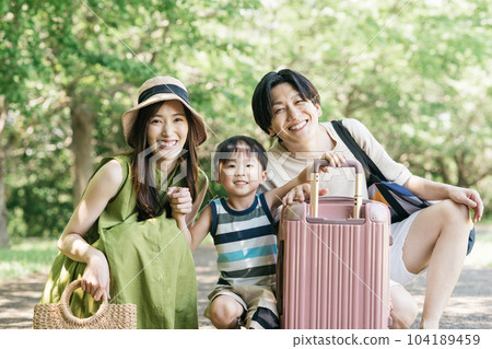 Smiling parent and child child-rearing family going on a family trip during summer vacation Smiling parent and child child-rearing family going on a family trip during summer vacation 104189459
