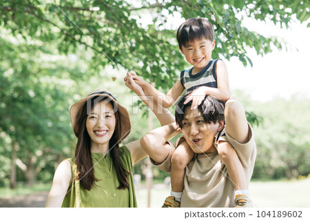 Smiling parent and child child-rearing family going on a family trip during summer vacation 104189602