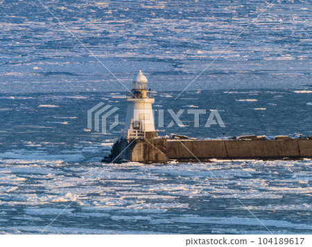 Drift ice and lighthouse scenery / Nemuro, Hokkaido, Japan 104189617