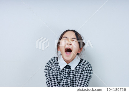 打哈欠的女孩 打哈欠的女孩 104189736