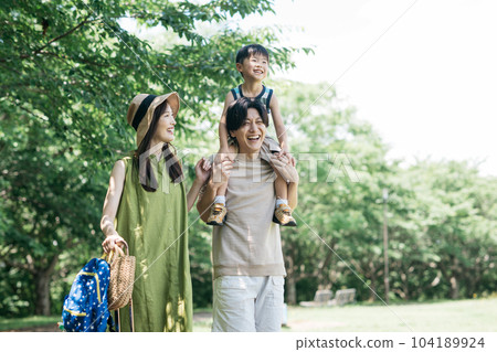 Smiling parent and child child-rearing family going on a family trip during summer vacation Smiling parent and child child-rearing family going on a family trip during summer vacation 104189924