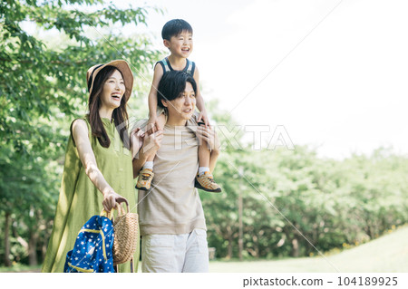 Smiling parent and child child-rearing family going on a family trip during summer vacation Smiling parent and child child-rearing family going on a family trip during summer vacation 104189925