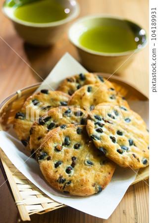 Lightly salted black soybean cracker Lightly salted black soybean cracker 104189931