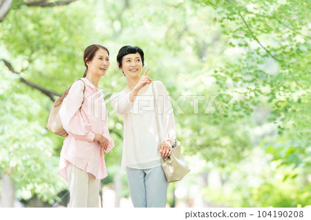 middle-aged women travel women's trip 104190208