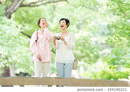 中年婦女旅行相機 104190221
