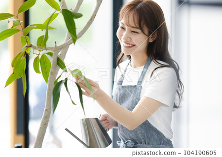 給水的婦女葉子植物 104190605