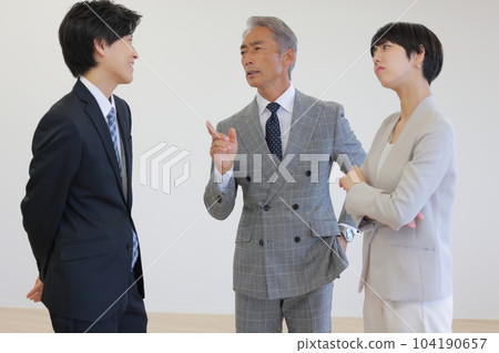 Optimistic person_Critical person_Various business people_1 104190657