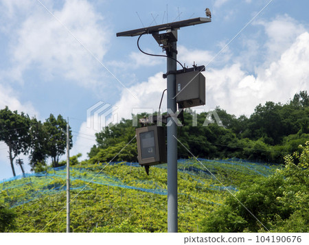 安裝在山上的監控攝像頭 104190676