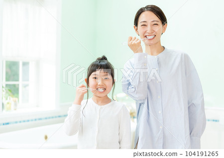 Parents and children to brush teeth Parents and children to brush teeth 104191265
