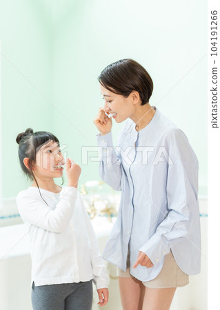 父母和孩子刷牙 104191266