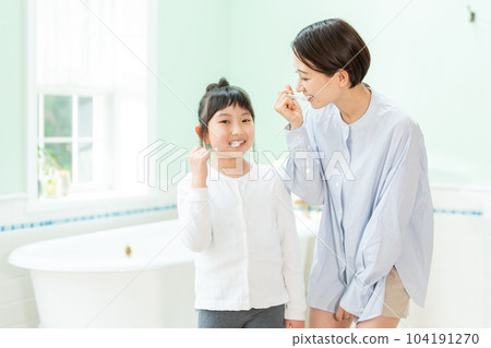 父母和孩子刷牙 104191270
