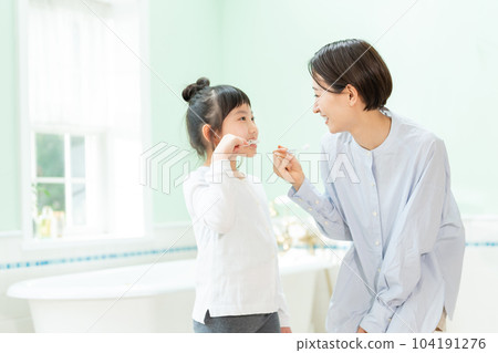 Parents and children to brush teeth Parents and children to brush teeth 104191276