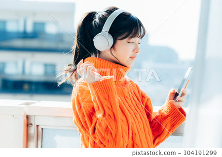 一個操作智能手機的年輕女子 104191299
