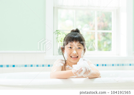 一個孩子洗澡 一個孩子洗澡 104191565