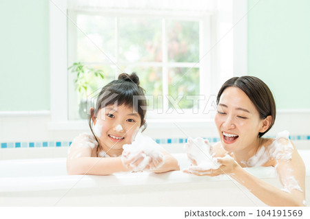 父母和孩子進入浴室 104191569