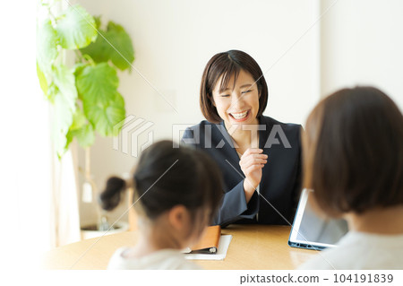 Photo of a woman in a suit talking to her parents 104191839