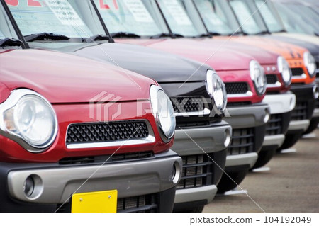 在經銷店排隊的汽車鈴木微型車 在經銷店排隊的汽車鈴木微型車 104192049