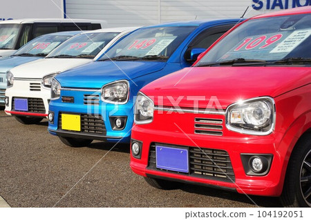 在經銷店排隊的汽車鈴木微型車 在經銷店排隊的汽車鈴木微型車 104192051