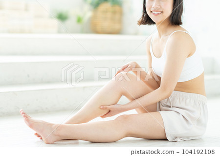 女性腿部皮膚護理 104192108