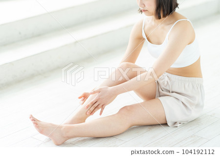 女性腿部皮膚護理 104192112