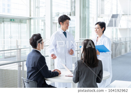 洽談業務的醫生和推銷員 104192962