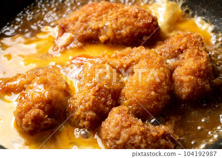 翻拍油炸食品剩菜,炸蝦與雞蛋捆綁的烹飪場景。 翻拍油炸食品剩菜,炸蝦與雞蛋捆綁的烹飪場景。 104192987