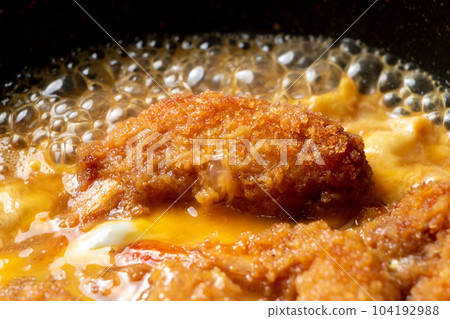 A remake of leftover fried food, a cooking scene where fried shrimp is bound with eggs. A remake of leftover fried food, a cooking scene where fried shrimp is bound with eggs. 104192988