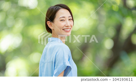 一個女人在清新的綠色公園裡清爽 一個女人在清新的綠色公園裡清爽 104193611