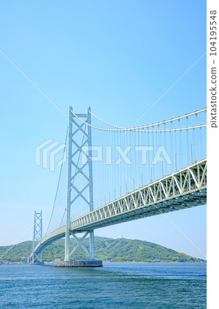 從兵庫縣神戶市舞子公園看初夏的明石海峽大橋 從兵庫縣神戶市舞子公園看初夏的明石海峽大橋 104195548
