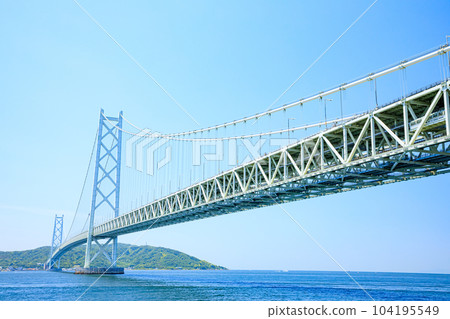 從兵庫縣神戶市舞子公園看初夏的明石海峽大橋 從兵庫縣神戶市舞子公園看初夏的明石海峽大橋 104195549
