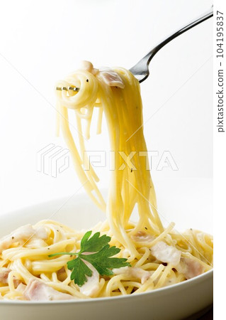Carbonara Spaghetti 104195837