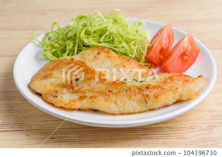 白色魚被烘烤的草 104196730