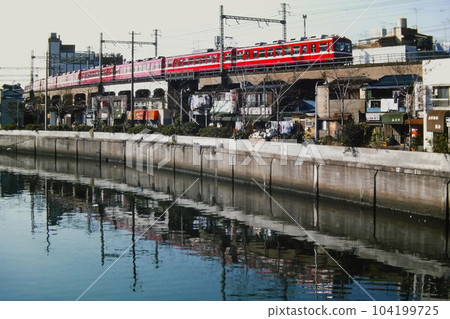 1982 年 11 月 28 日，在橫濱小金町附近的高架鐵路上行駛的京急舊 600 系列特快（612-604-） 104199725